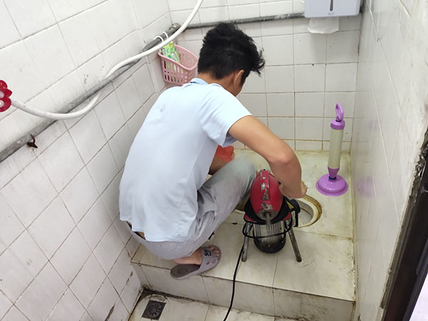 绥德肥皂掉到马桶里把马桶堵住了怎么办？马桶堵住了怎么办
