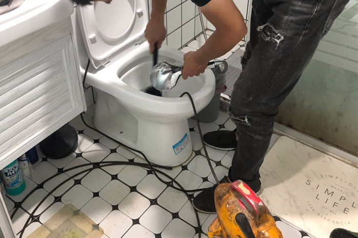 绥德马桶堵塞自己疏通还是找师傅?专业上门服务让你省时更省心